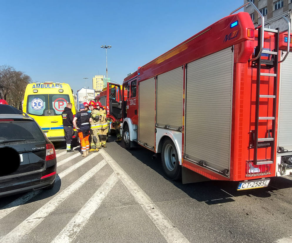 Bydgoszcz. Wypadek z udziałem karetki na rondzie Jagiellonów [ZDJĘCIA]