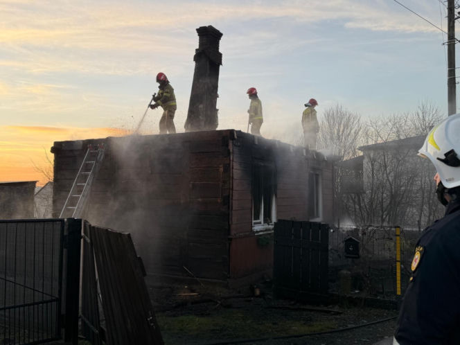 Pożar domu w Wielkiej Wsi. Jedna osoba poszkodowana, gmina organizuje pomoc przed świetami