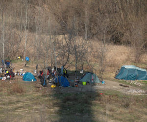 Ich dom to namiot w rezerwacie. Jak Paweł, Agnieszka i Zbyszek zorganizowali życie w cieniu mostu?