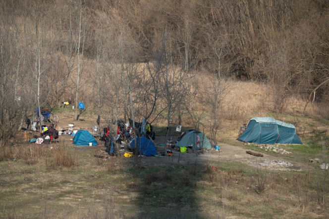 Ich dom to namiot w rezerwacie. Jak Paweł, Agnieszka i Zbyszek zorganizowali życie w cieniu mostu?