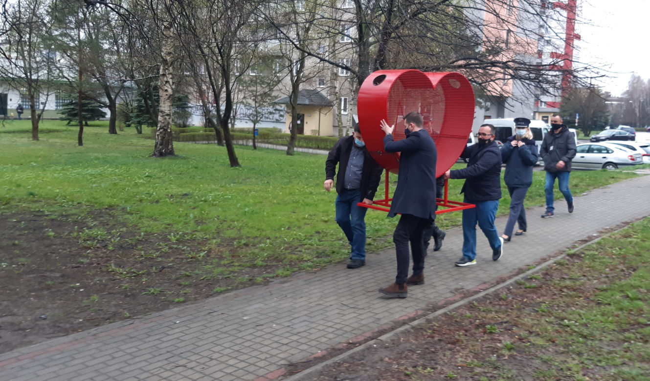 Więźniowie stworzyli ogromne metalowe serce na nakrętki. Zobacz zdjęcia!