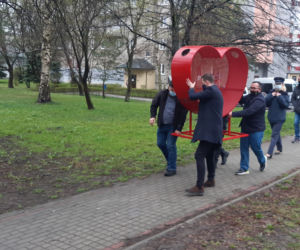 Więźniowie stworzyli ogromne metalowe serce na nakrętki. Zobacz zdjęcia!