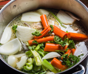 Jak zrobić naprawdę dobry bulion warzywny? Ten przepis warto zapisać