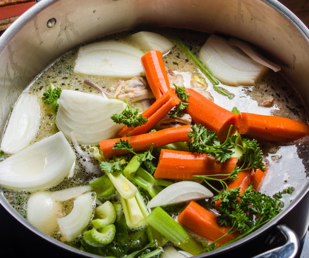 Jak zrobić naprawdę dobry bulion warzywny? Ten przepis warto zapisać
