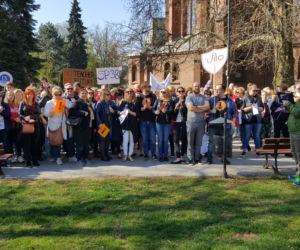 Strajkujący nauczyciele spotkali się na placu Wolności w Bydgoszczy. - Nie poddamy się! [ZDJĘCIA]