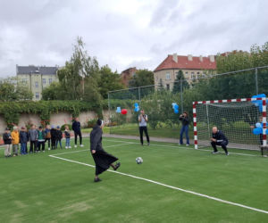 Zmodernizowane boisko przy Szkole Podstawowej Sióstr Nazaretanek w Kaliszu już otwarte