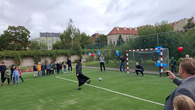 Zmodernizowane boisko przy Szkole Podstawowej Sióstr Nazaretanek w Kaliszu już otwarte