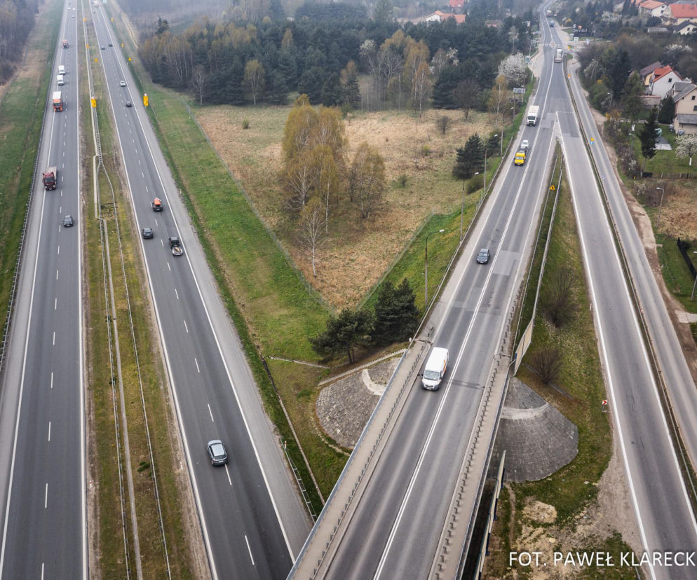 Widok z góry na autostradę A4 z jadącymi autami. O zniesieniu opłat na trasie Katowice-Kraków przeczytasz na SE.