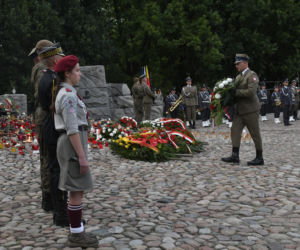 77. rocznica Powstania Warszawskiego. Wanda Traczyk Stawska przy pomniku Poległym Niepokonanym.