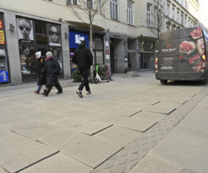 Deptak w centrum Warszawy za miliony w ruinie? Urzędnicy uspokajają, a internauci grzmią!