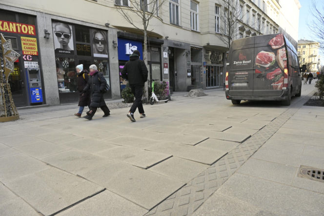 Deptak w centrum Warszawy za miliony w ruinie? Urzędnicy uspokajają, a internauci grzmią!