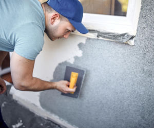 Czy można nałożyć tynk mozaikowy na stary? 