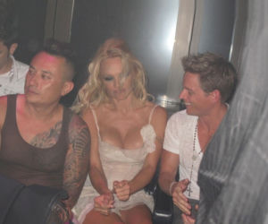 Pamela Anderson skończyła 44 lata, ale piersi ma 2 razy młodsze