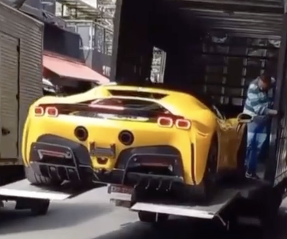 Ferrari SF90 Stradale spadło z lawety