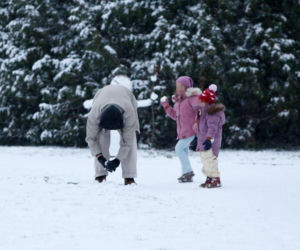 Maciej Pela zabrał córeczki na sanki