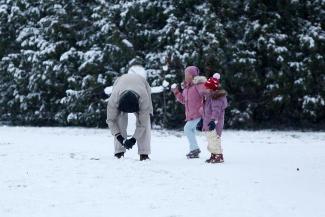 Maciej Pela zabrał córeczki na sanki