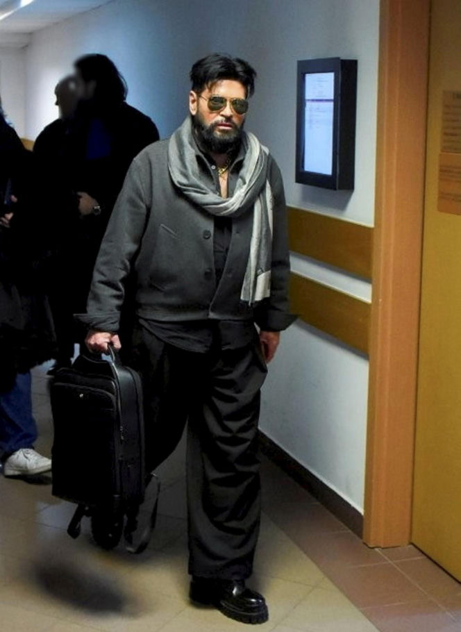 Krzysztof Rutkowski w futrze w sądzie