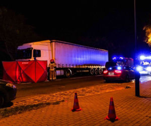 Tragedia w Zabrzu. Pieszy został potrącony przez ciężarowkę, gdy przebiegał przez ulicę koło przystanku [ZDJĘCIA]