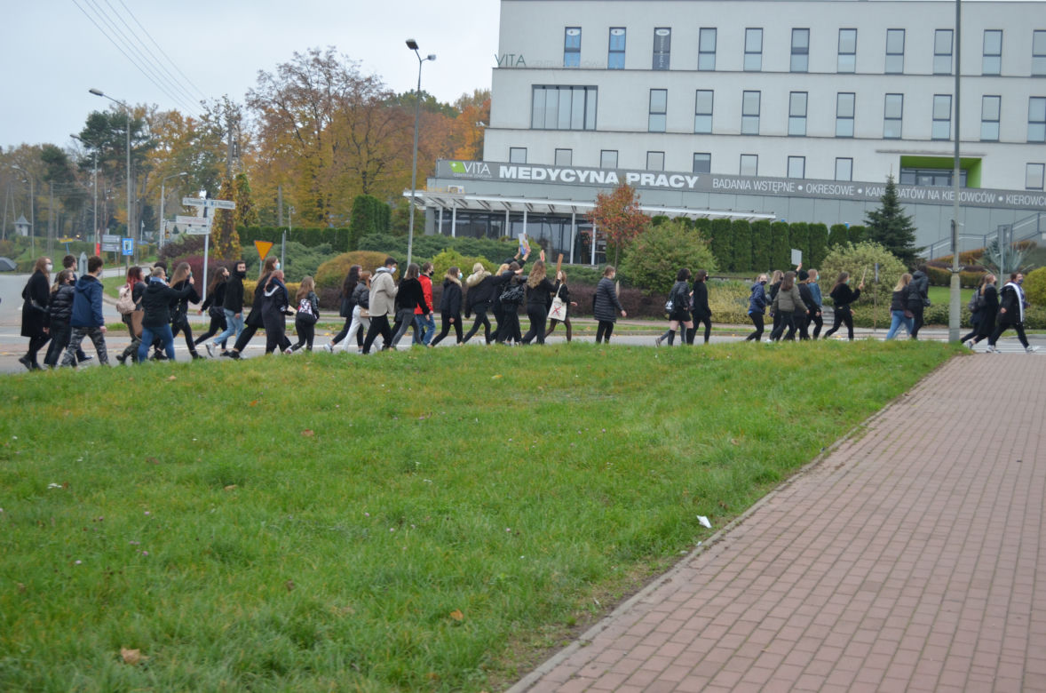"Z KOBIETAMI NIE WYGRACIE" w Starachowicach też protestowali przed biurami posłów PiS 