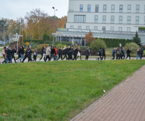 Z KOBIETAMI NIE WYGRACIE w Starachowicach też protestowali przed biurami posłów PiS 