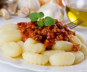 Gotowe gnocchi z sosem bolońskim: łatwy i pyszny obiad dla rodziny
