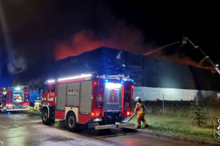 Potężny pożar hali w Słubicach