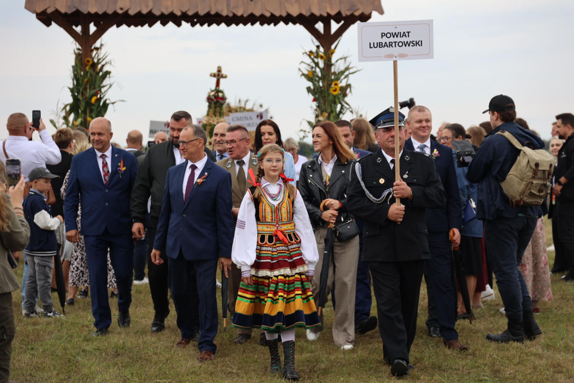 Korowód dożynkowy na dożynkach wojewódzkich 2025 w Świdniku