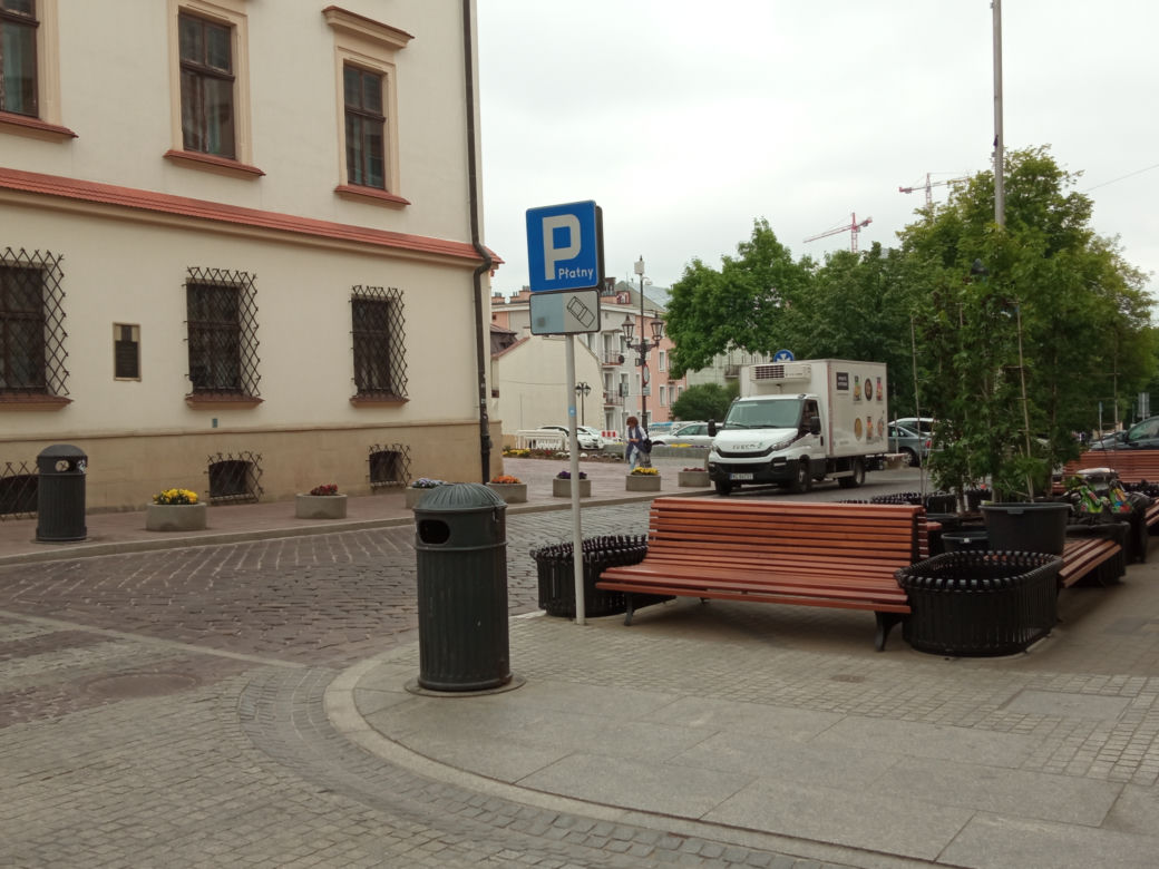 Ławki i zieleń na ul. Słowackiego w Rzeszowie. Koniec z parkowaniem na chodniku