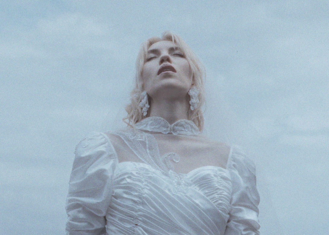 Joulie Fox wyśpi się po śmierci. Nowy album artystki już jest!