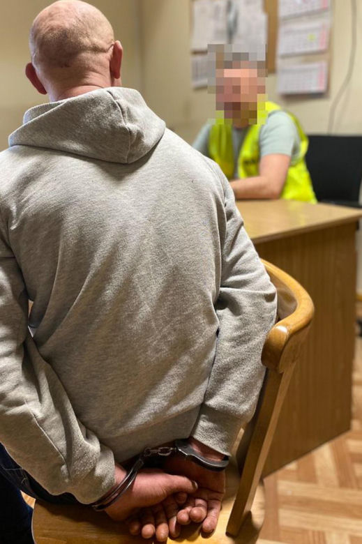 Gdy okradał bar, spadły mu spodnie. Wszystko się nagrało!