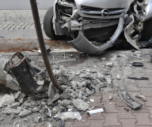 Opel uderzył w latarnię. Kierowcę wyciągali strażacy
