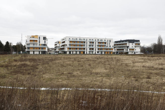 Warszawa, format: Deweloper postawił domy na Mleczarskiej. Cofnięto mu pozwolenie na budowę