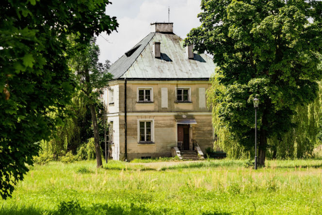 To miasto w województwie łódzkim ma jeden z najpiękniejszych rynków. Zachwyca też zabytkowym ratuszem
