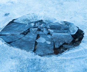 Pod mężczyznami załamał się lód. Tragiczny finał poszukiwań na jeziorze