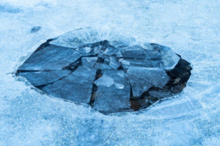 Pod mężczyznami załamał się lód. Tragiczny finał poszukiwań na jeziorze