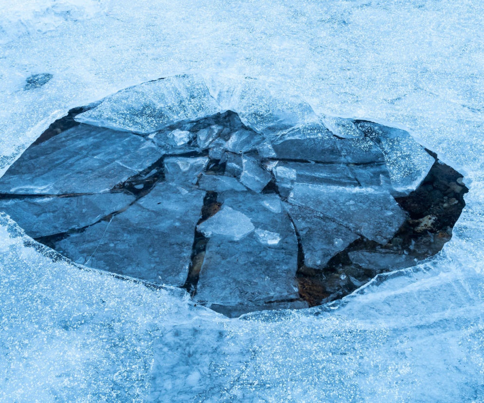 Tragiczny finał poszukiwań w Baniach. Lód załamał się pod mężczyznami