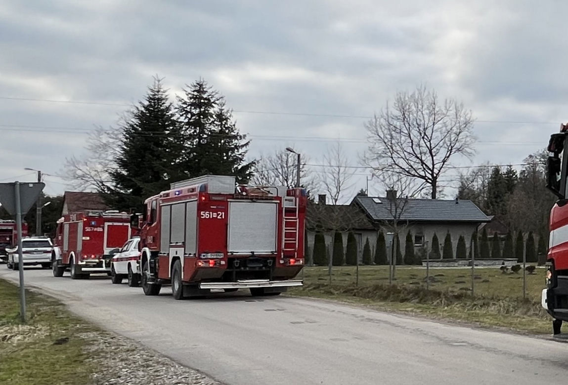Przerażający wypadek pod Tarczynem. Ściana w budynku przygniotła starszego mężczyznę. Emeryt poniósł śmierć na miejscu