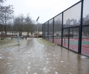 IMGW wydał alerty pogodowe. Gołoledź i mgła mogą utrudnić ruch.