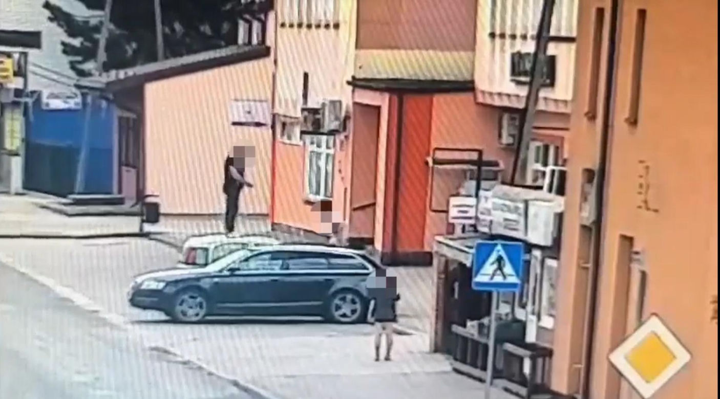 Jak dzikusy skakali po zaparkowanych autach! Wszystko nagrały kamery. Wstyd!