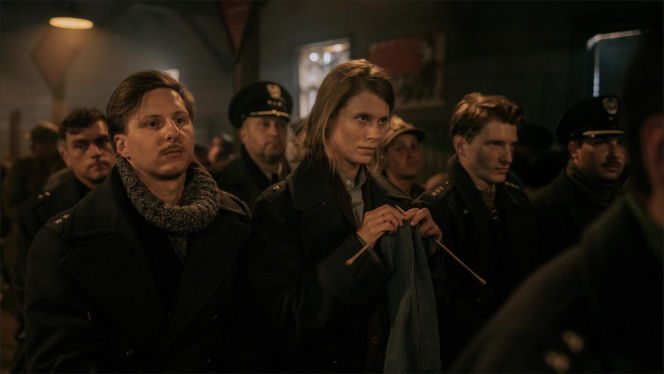 W roli głównej Jakub Gierszał, w obsadzie m.in. Aidan Gillen, Paul Freeman, Julia Pietrucha, Wojciech Mecwaldowski, Anna Próchniak, Mateusz Kościukiewicz, Antoni Pawlicki oraz Tomasz Kot.