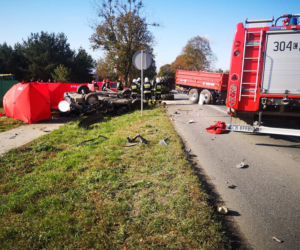 Koszmarne zderzenie osobówki z traktorem pod Bydgoszczą