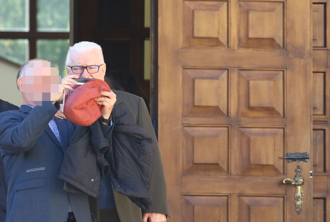 Wałęsa obwieszony ważnymi symbolami. Tak przyjechał do kościoła 