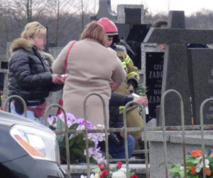 Płyta nagrobna przygniotła 1,5-rocznego chłopca! Straszna tragedia na cmentarzu Kamienicy