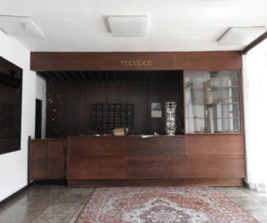 Pusta flaszka na stole, komputery i dziecięce zabawki w pokojach. Tajemniczy hotel na granicy polsko-czeskiej [ZDJĘCIA]