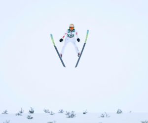 Kacper Tomasiak zaliczył dramatycznie wyglądający upadek w Vikersund