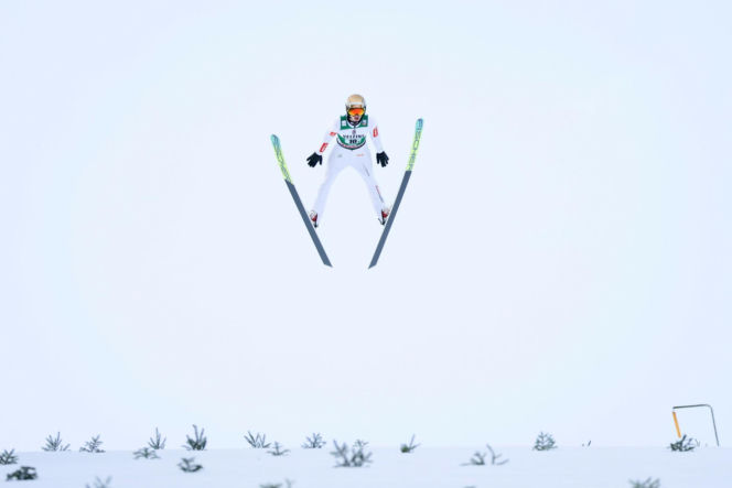 Kacper Tomasiak zaliczył dramatycznie wyglądający upadek w Vikersund