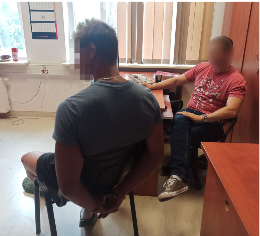 Sterroryzowali kasjerkę. Uciekli ze sporą gotówką 