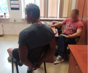 Sterroryzowali kasjerkę. Uciekli ze sporą gotówką 
