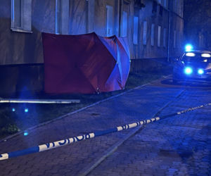 Makabra w Pruszkowie. 82-latek runął z pierwszego piętra. Nie żyje