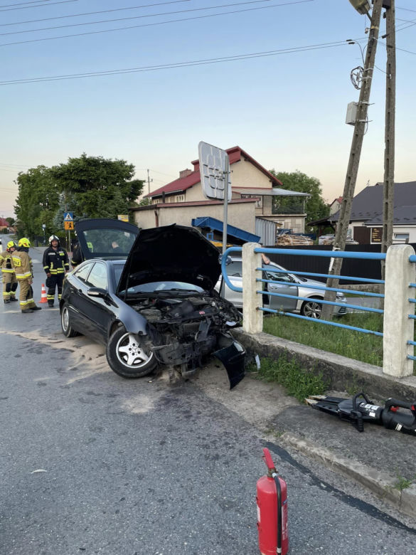 Małopolskie. Jeden zuchwale wymusił pierwszeństwo, drugi do połowy skasował auto na betonowym moście